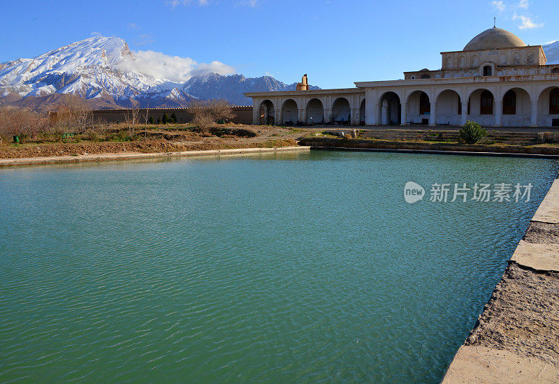 Jahan Nama宫殿，反映池和山，库姆，巴尔赫省，阿富汗